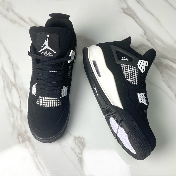 Men's Mid-Top Black/ White Shoes
Sneakers -Jordan 4 Retro White
Thunder - Picture 3 of 7